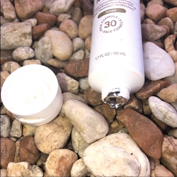 Sun Bum vegan spf 30 tinted sunscreen face lotion - Picture 3 of 4